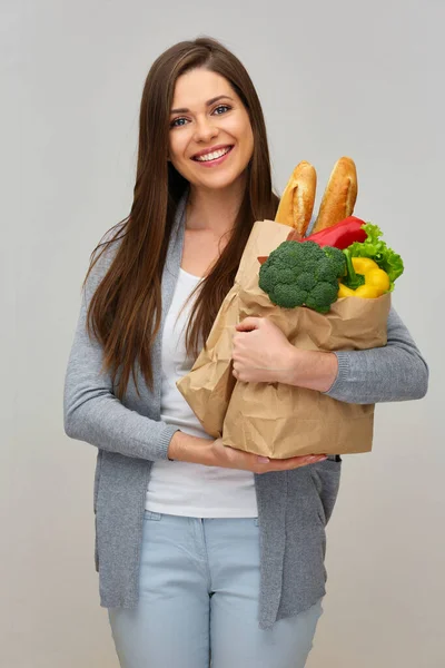 Leende Kvinna Håller Papperspåse Med Vegetariska Matgrönsaker Och Bröd Isolerat — Stockfoto