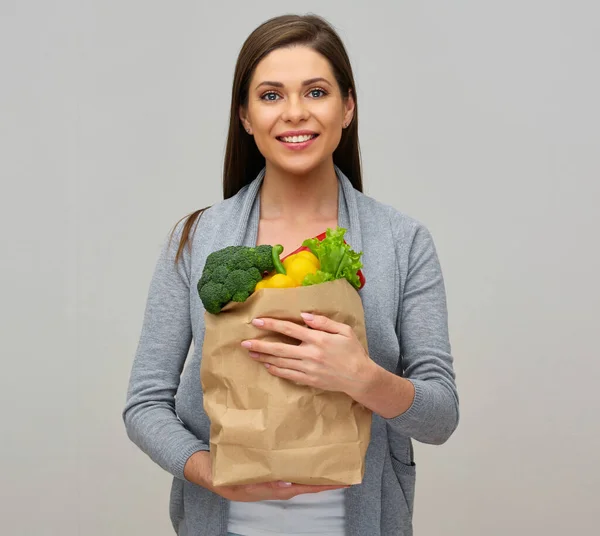 Frau Hält Papiertüte Mit Einkäufen Lebensmittelmarkt Isoliertes Studioporträt — Stockfoto