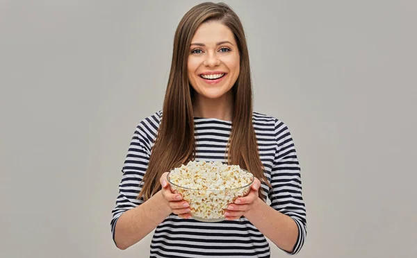 Glad Kvinde Holder Popcorn Glas Skål Isoleret Studie Portræt - Stock-foto