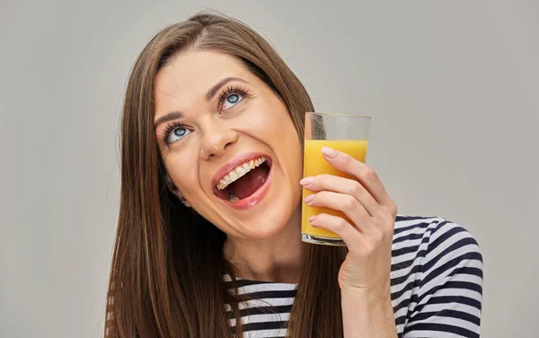 Lycklig Kvinna Håller Avgiftning Färsk Juice Isolerat Studioporträtt — Stockfoto