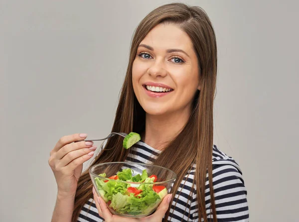 Mulher Comendo Salada Verde Com Tomates — Fotografia de Stock