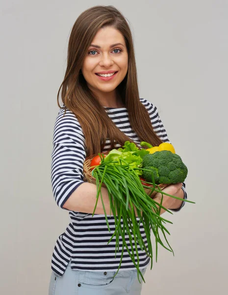 Leende Kvinna Med Grönsaker Och Grönska Isolerat Studioporträtt — Stockfoto
