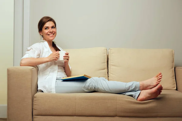 Femme Sur Canapé Reposant Avec Livre Tasse Café — Photo