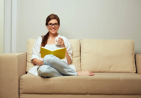 Young Woman Wearing Glasses Sitting Sofa Reading Book — Stock Photo, Image