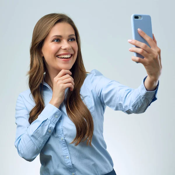 Leende Kvinna Blå Skjorta Gör Självporträtt Med Smartphone — Stockfoto