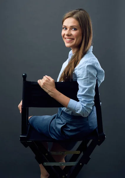 Lächelnde Frau Lehnt Sich Auf Stuhl Zurück Und Blickt Kamera — Stockfoto
