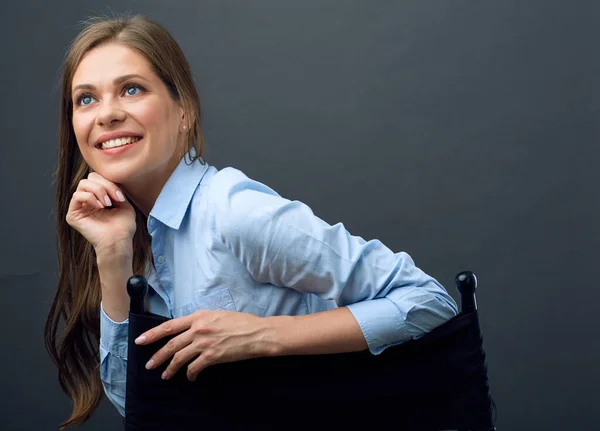 Mujer Sonriente Sentada Silla Mirando Hacia Arriba Retrato Femenino — Foto de Stock