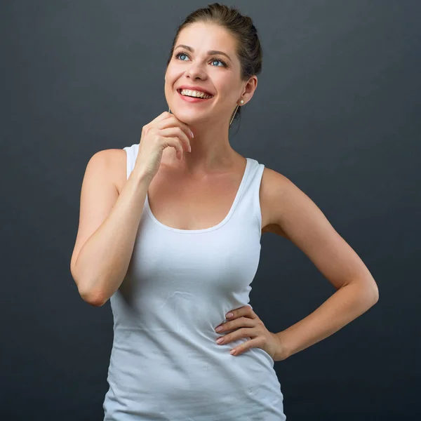 Mujer Sonriente Estilo Deportivo Con Chaleco Blanco Mirando Hacia Lado — Foto de Stock