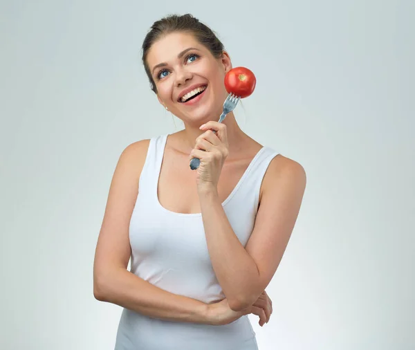 Mujer Deportiva Sonriente Chaleco Casual Blanco Sosteniendo Tomate Rojo Tenedor — Foto de Stock