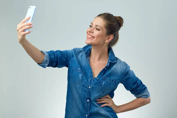 Leende Kvinna Som Gör Selfie Med Smartphone Isolerat Kvinnligt Porträtt — Stockfoto