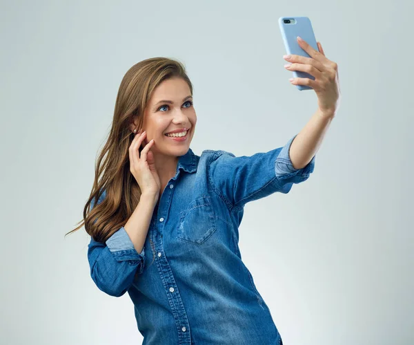 Kobieta Pozująca Przed Smartfonem Selfie Pojedynczy Portret Koncepcyjny Lifestule — Zdjęcie stockowe