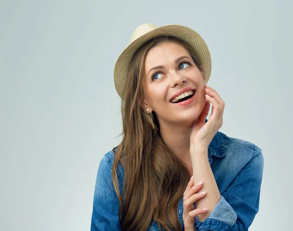 Retrato Mujer Sonriente Con Sombrero Mirando Hacia Arriba Chica Tocando —  Fotos de Stock