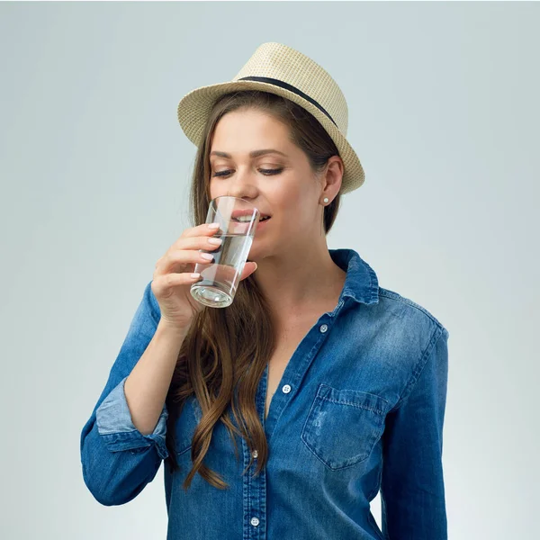 Donna Con Cappello Che Beve Acqua Ritratto Femminile Isolato — Foto Stock