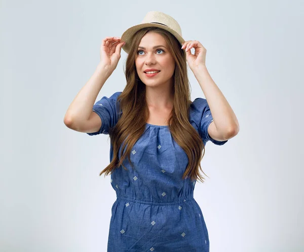 Vacker Leende Kvinna Klädd Avslappnad Berörande Hatt Isolerat Kvinnligt Porträtt — Stockfoto