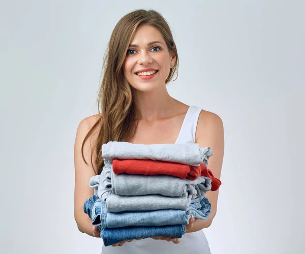 Städning Och Tvätt Koncept Med Kvinna Håller Stack Kläder Isolerat — Stockfoto