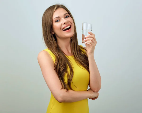 Mulher Feliz Segurando Vidro Com Água Retrato Feminino Isolado — Fotografia de Stock