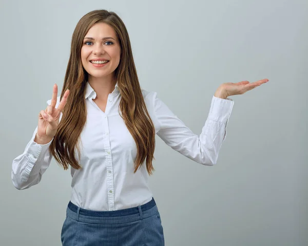 Usmívající Žena Držící Prázdnou Ruku Ukazující Dva Prsty Izolovaný Ženský — Stock fotografie