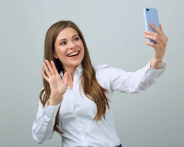 Affärskvinna Gör Selfie Med Stor Smartphone Isolerat Kvinnligt Porträtt — Stockfoto