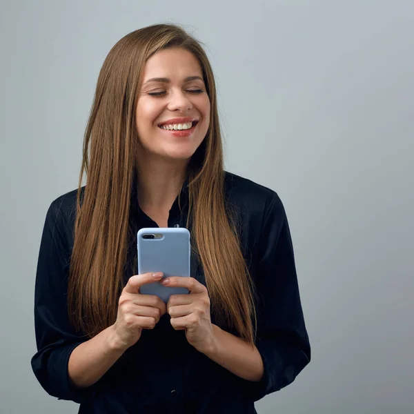 Glimlachende Vrouw Met Smartphone Geïsoleerd Portret — Stockfoto