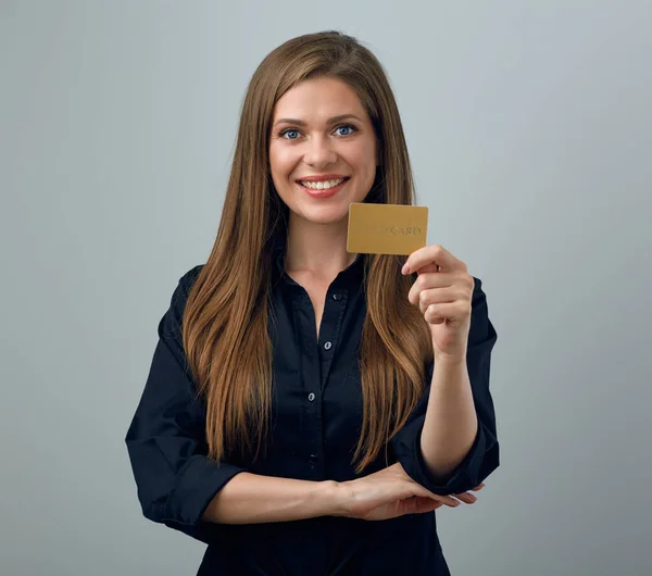 Jovem Sorrindo Mulher Segurando Cartão Crédito Isolado Retrato Menina Preto — Fotografia de Stock