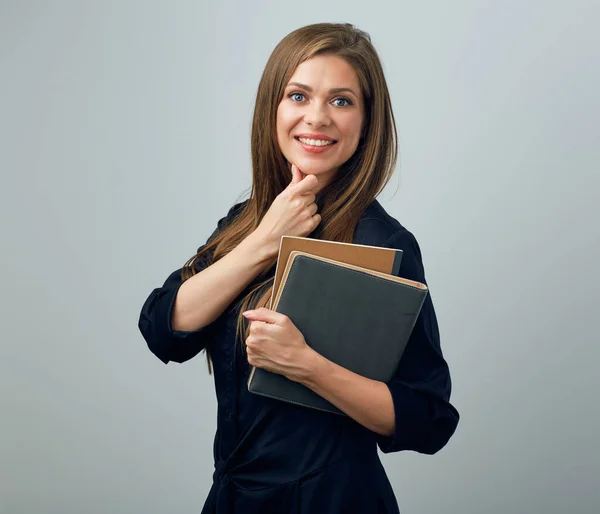 Glimlachende Vrouw Met Lang Haar Zwarte Jurk Met Boeken Geïsoleerde — Stockfoto