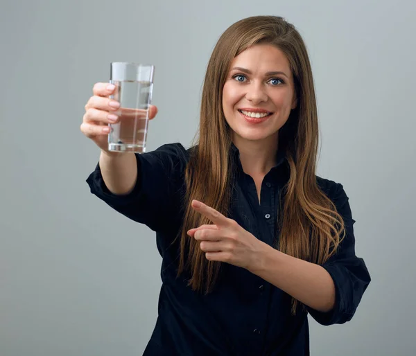 Mulher Sorrindo Segurando Vidro Água Frente Dela Apontando Com Dedo — Fotografia de Stock