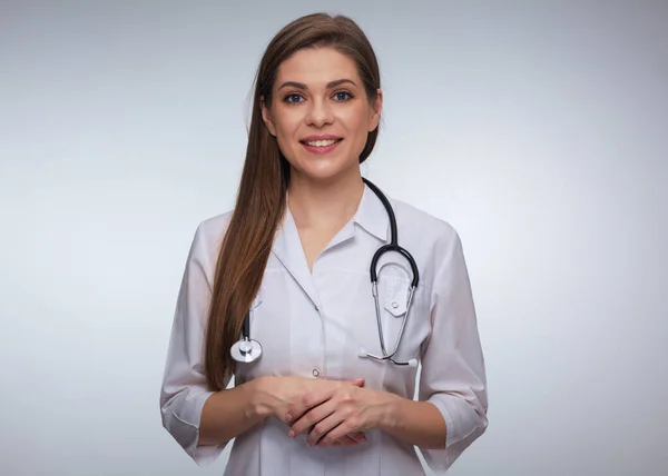 Estúdio Isolado Retrato Mulher Sorridente Médico Uniforme Médico Branco — Fotografia de Stock