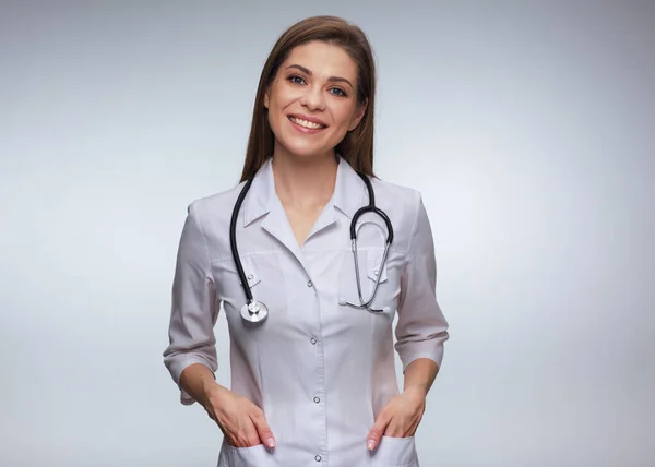 Infermiera Sorridente Uniforme Bianca Con Stetoscopio Piedi Fronte Isolato Studio — Foto Stock