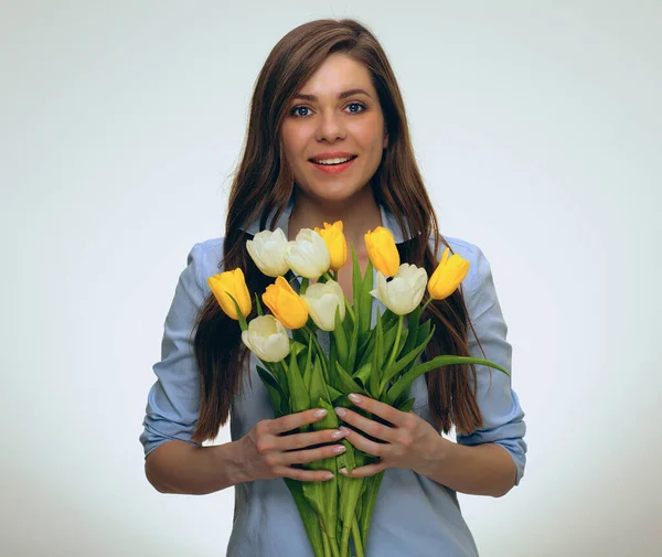 Odizolowany Portret Szczęśliwej Kobiety Trzymającej Kwiaty Tulipana — Zdjęcie stockowe