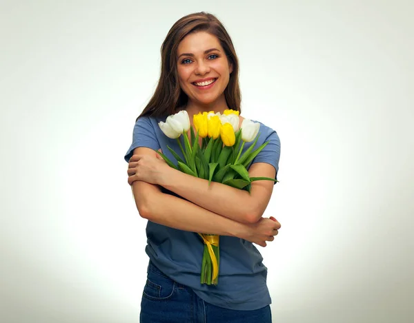 Mujer Feliz Sosteniendo Tulipanes Flores Retrato Aislado Chica Ropa Casual — Foto de Stock