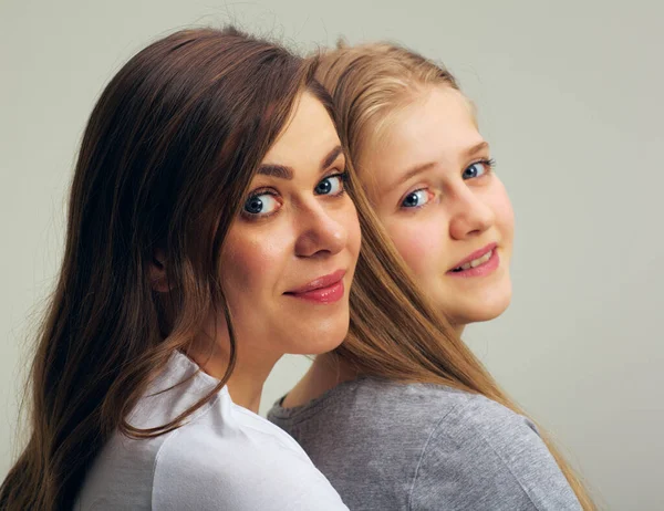 Ansiktportrett Ung Mor Tenåringsdatter Med Blondt Langt Hår – stockfoto