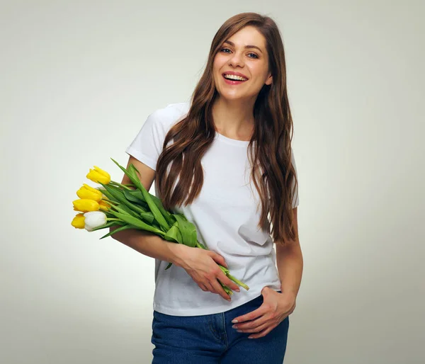 Ung Leende Kvinna Som Håller Blommor Bukett Isolerat Porträtt Kvinnlig — Stockfoto