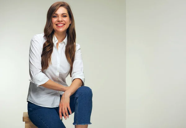 Hermosa Mujer Vestida Camisa Blanca Sentada Sobre Fondo Blanco Retrato — Foto de Stock