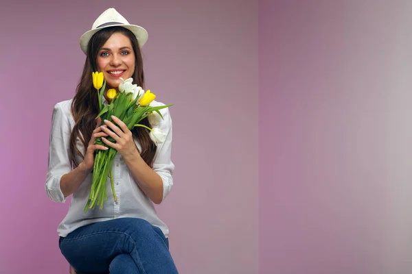 Mujer Feliz Con Sombrero Sosteniendo Flores Retrato Femenino Aislado —  Fotos de Stock