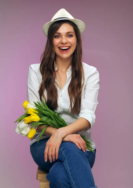 Mulher Feliz Usando Chapéu Segurando Flores Retrato Feminino Isolado — Fotografia de Stock