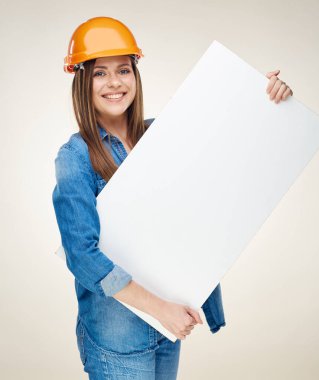 Beyaz reklam panosu, reklam panosu, tabela tutan kadın müteahhit. Beyaz üzerine izole edilmiş stüdyo portresi.