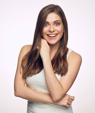 Uzun saç stüdyosu beyaz arka planda izole edilmiş mutlu sürpriz kadın..