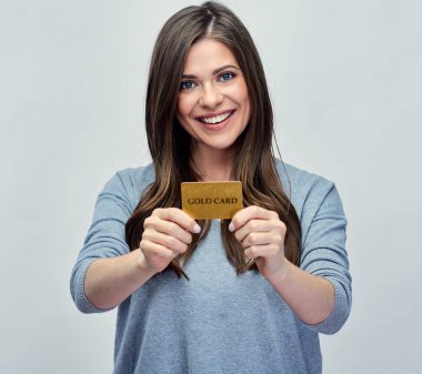 Elinde altın kredi kartı tutan gülümseyen kadın. Uzun saçlı, izole edilmiş bir portre kızı..