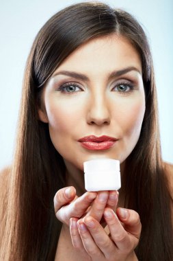 Cilt bakım kremi tutan genç bir kadının güzellik stili portresi. Ayrı bir stüdyo resmi..