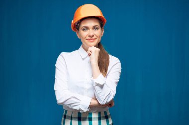 Mimar kadının miğfer takıp çenesinin altına el ele tutuştuğunu düşünüyor..