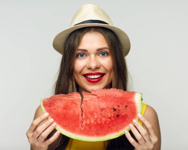 Karpuz tutan gülümseyen kadın portresi. Vitamin yaz diyeti.