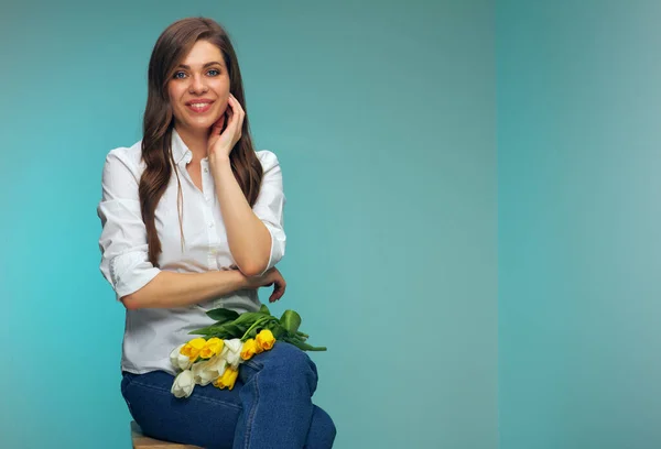 Leende Kvinna Klädd Vit Skjorta Med Blommor Sitter Pall Över — Stockfoto