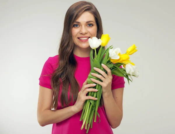 Ung Kvinna Rött Håller Blommor Bukett Framför Ansiktet Isolerat Kvinnligt — Stockfoto