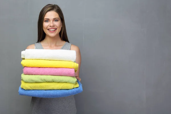 Uśmiechnięta Kobieta Trzymająca Stertę Wyprasowanych Ręczników Portret Koncepcyjny Sprzątania — Zdjęcie stockowe