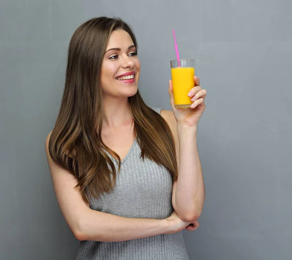 Mulher Sorridente Segurando Copo Suco Laranja Fundo Parede Cinza — Fotografia de Stock