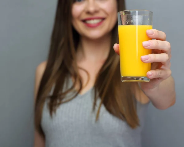 Mulher Segurando Vidro Com Guice Laranja Foco Câmera Vidro Retrato — Fotografia de Stock