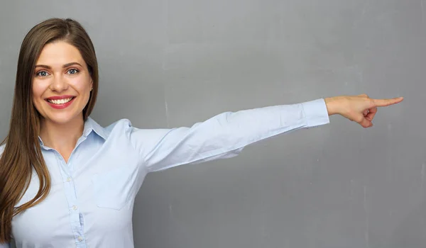 Mujer Sonriente Señalando Con Dedo Para Copiar Espacio Pared Gris — Foto de Stock