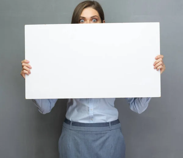 Bizneswoman Ukryć Twarz Białym Tablicy Reklamowej Biały Duży Sztandar — Zdjęcie stockowe
