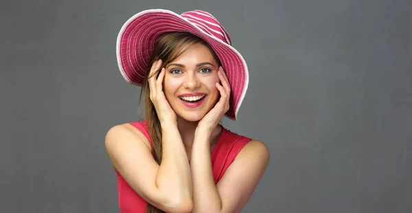 Donna Sorridente Rosso Con Grande Cappello Estivo Che Tocca Viso — Foto Stock