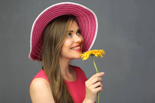 Retrato Cerca Una Mujer Sonriente Con Sombrero Rojo Sosteniendo Flowe —  Fotos de Stock